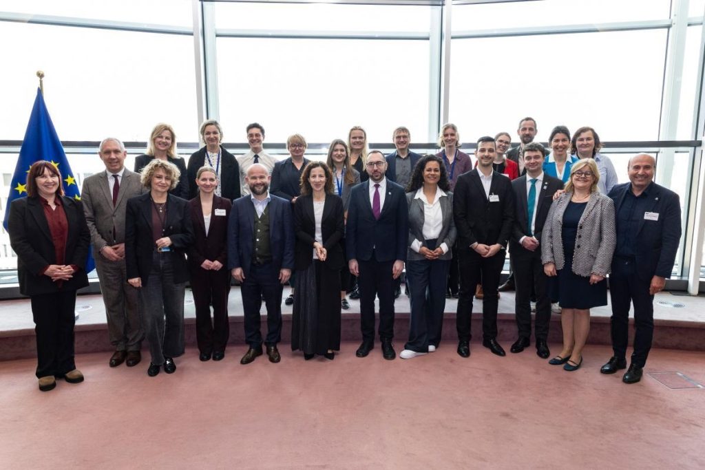 Στιγμιότυπο από τη συζήτηση στρογγυλής τραπέζης για την ευρωπαϊκή στρατηγική κατά της φτώχειας.