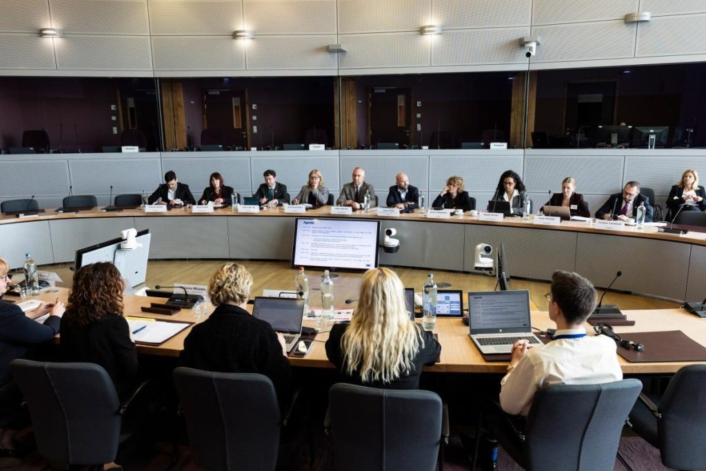 Στιγμιότυπο από τη συζήτηση στρογγυλής τραπέζης για την ευρωπαϊκή στρατηγική κατά της φτώχειας.