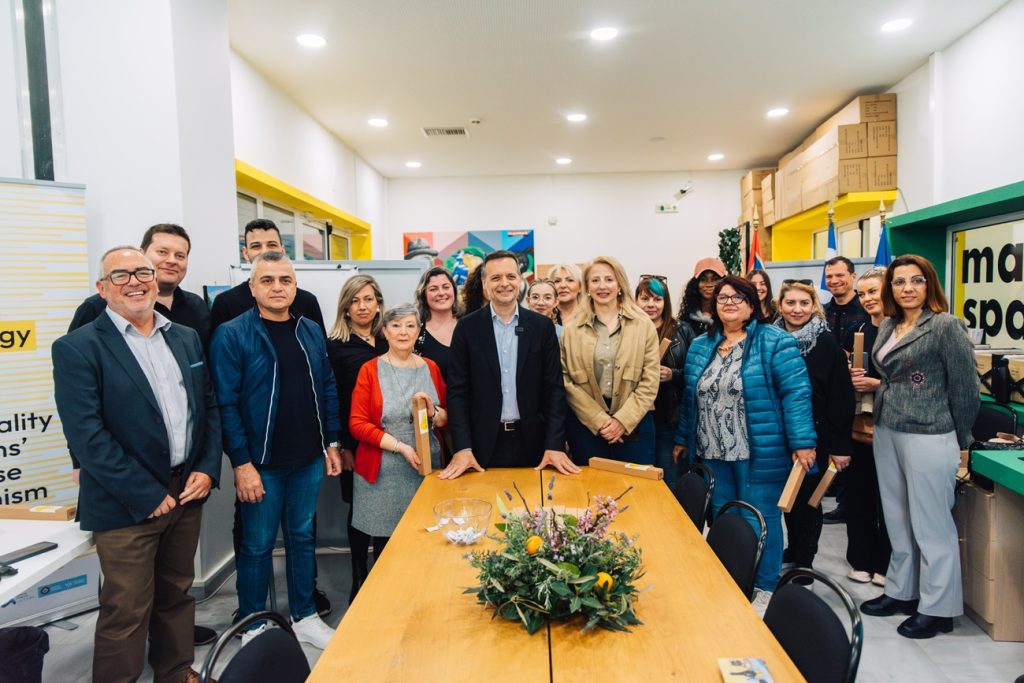 Δήμος Αθηναίων: Τρεις μονογονεϊκές οικογένειες θα λάβουν δωρεάν ηλεκτρικό ρεύμα για 22 χρόνια